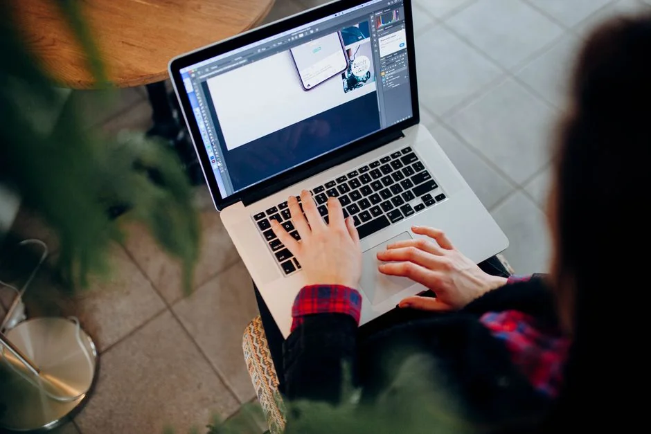 Bureau minimaliste avec ordinateur portable, lunettes et affiche verte de brainstorming pour des idées fraîches.